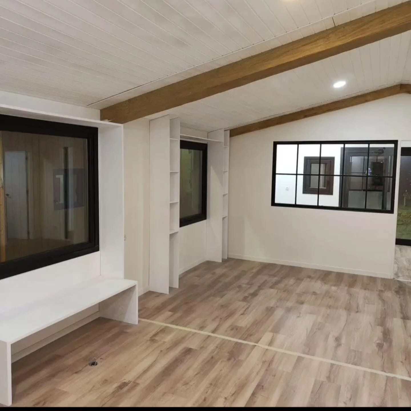 Casa modular sostenible con certificación energética A+++ integrada en entorno natural - Construcción modular española